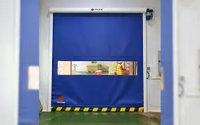 Puerta rápida de PVC color azul, con apertura mayor a 0.6 m/s. Ideal para áreas industriales que requieren aislamiento térmico, control de polvo, protección contra insectos, ruido y fuego.
