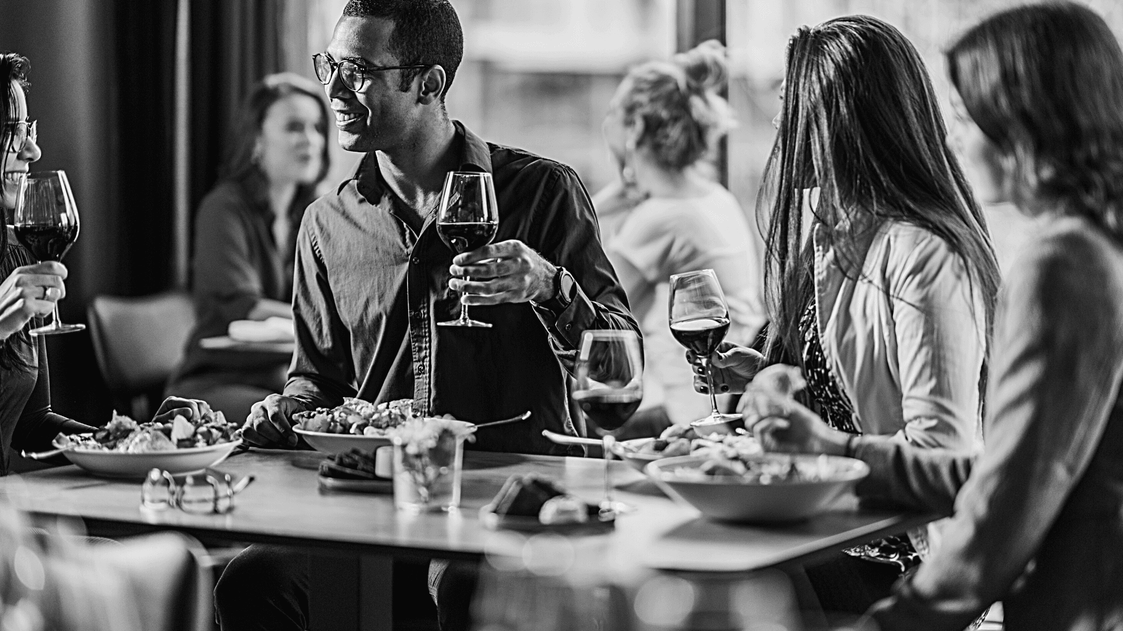 Teilnehmer beim The Wine Club by ACOS genießen Wein und führen inspirierende Gespräche im stilvollen Ambiente der Winebank Wien.