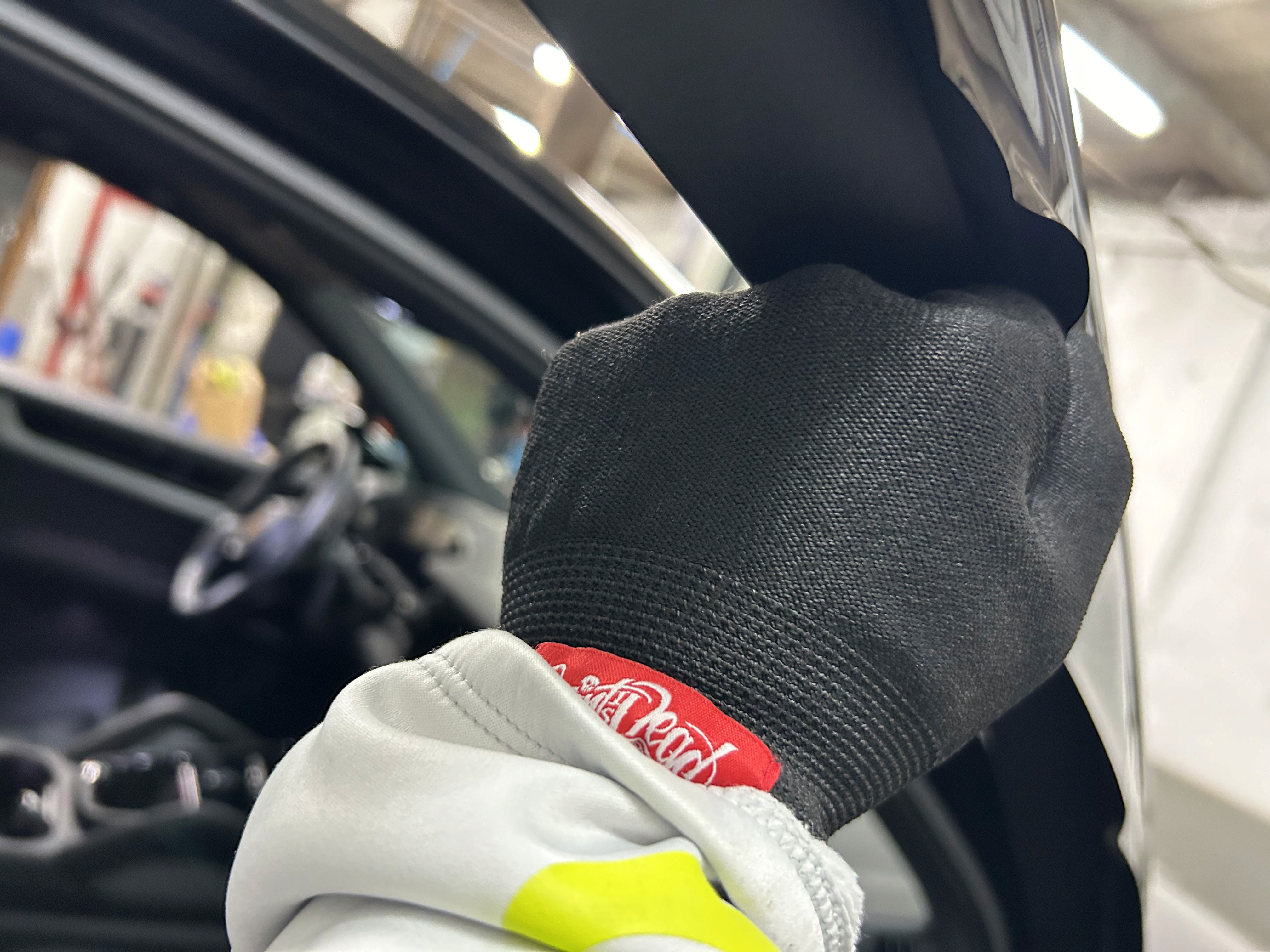 Chromleisten eines Autos, die schwarz foliert wurden