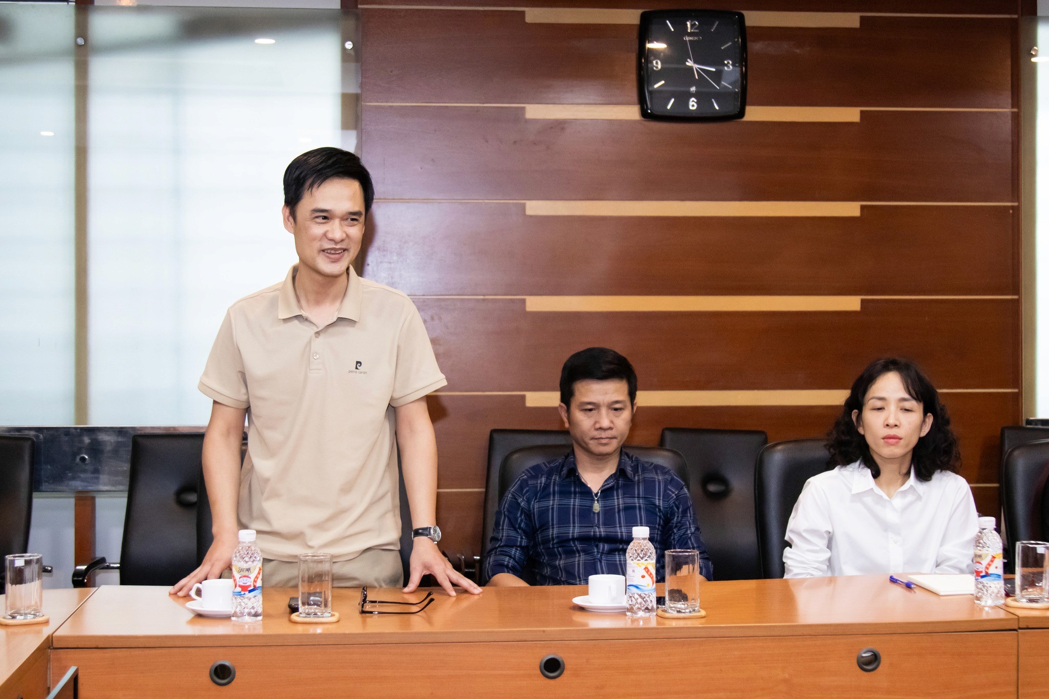 Có thể là hình ảnh về một hoặc nhiều người