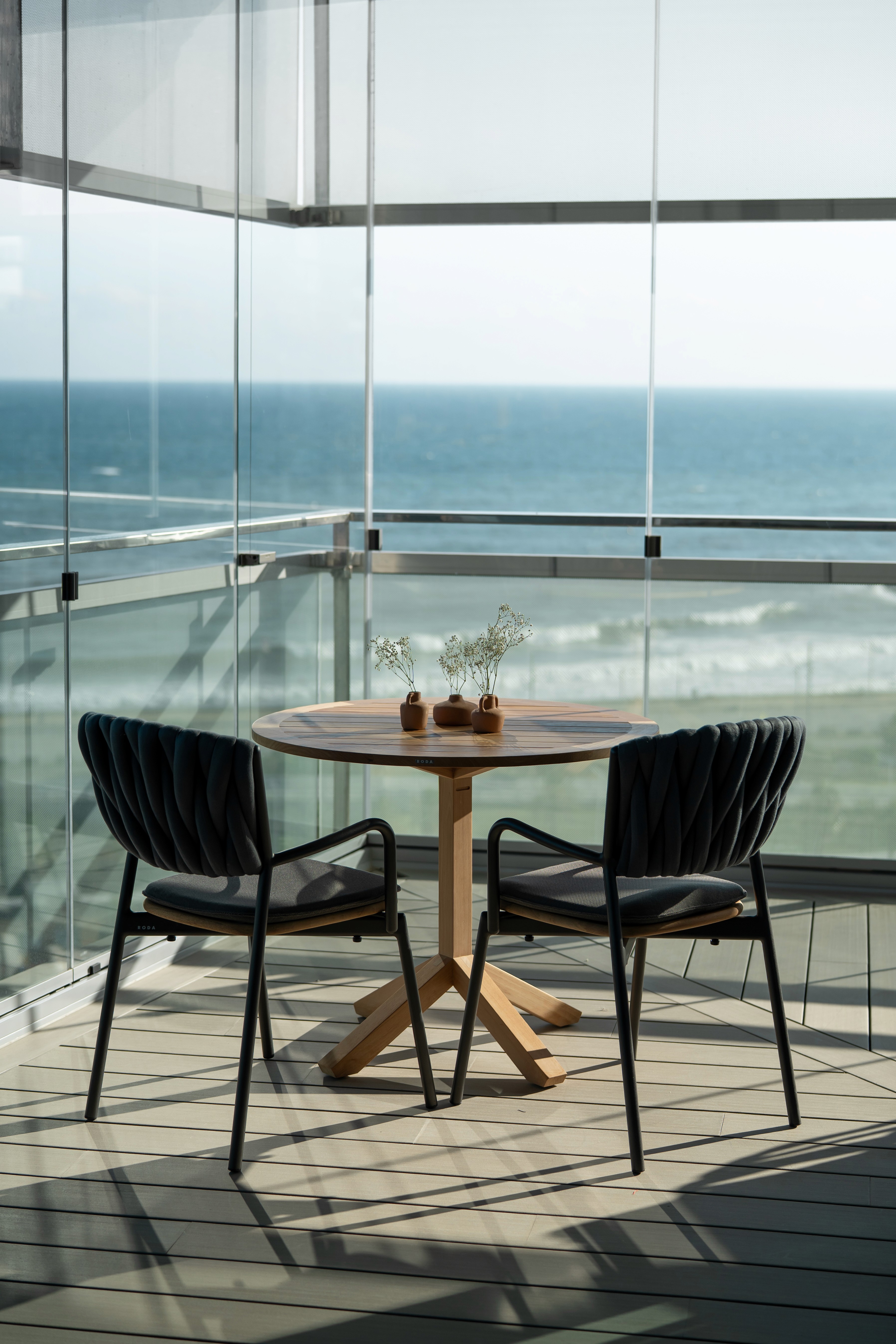 Mesa en terraza acristalada con vistas al mar