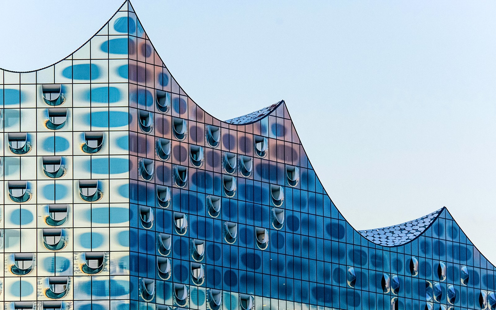 汉堡易北音乐厅以波浪形屋顶设计的玻璃外墙而闻名。