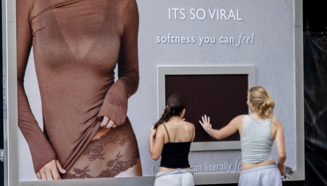 Intimissimi transforma outdoor em experiência tátil com campanha “Feel the Billboard”