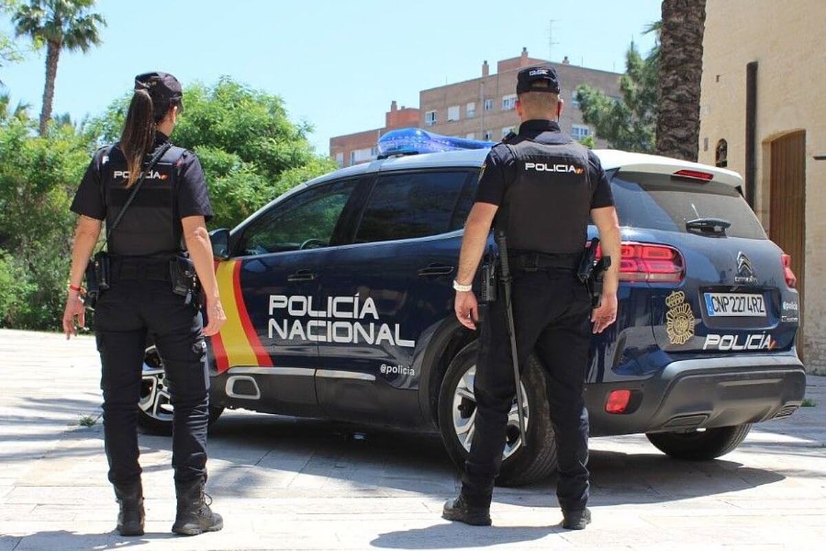 una pareja de policias vigilando