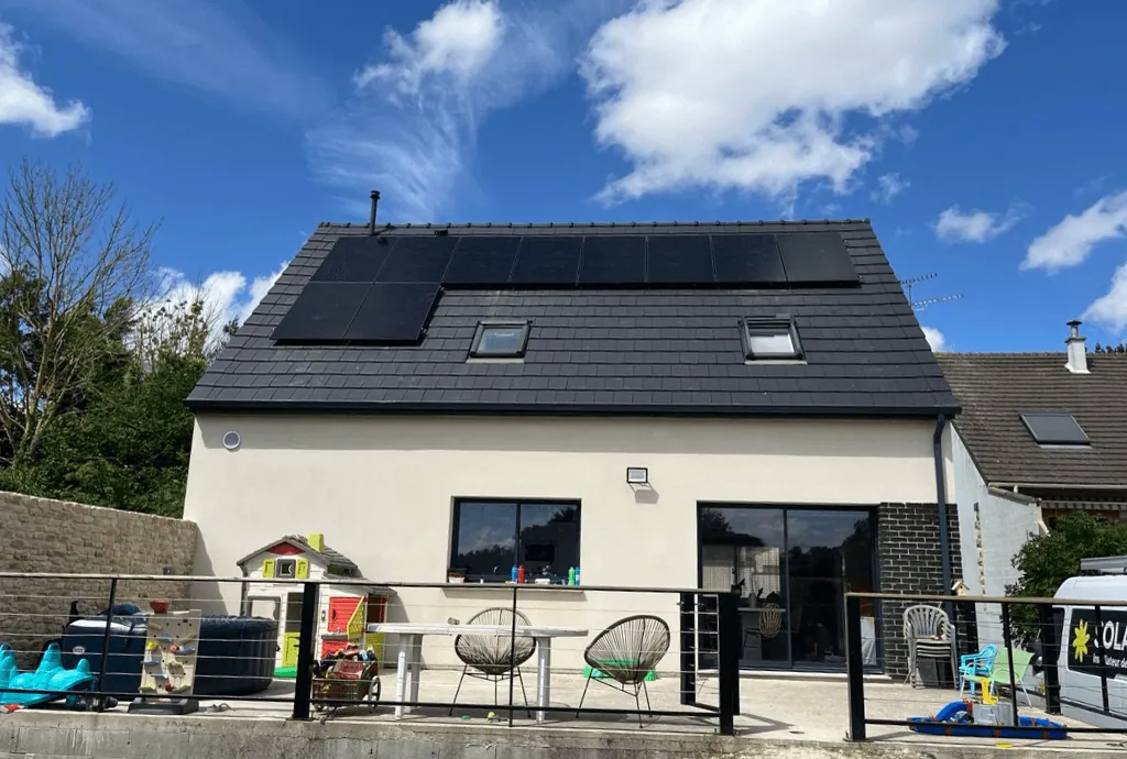 Photo d'une maison à Troussencourt dans les Hauts-de-France équipée de panneaux photovoltaïques et d'une batterie physique dont l'installation a été faite par Solarock.