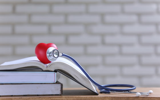 Книги зі стетоскопом