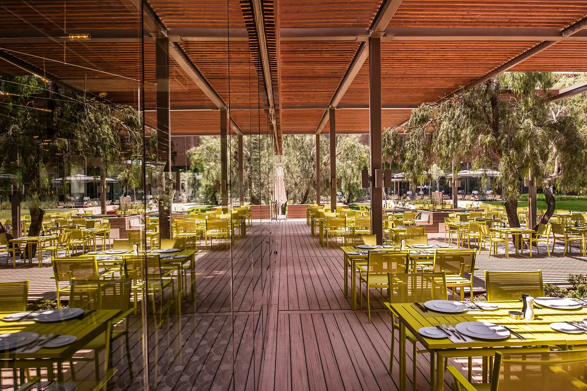 Ahşap pergola altında restoran masaları