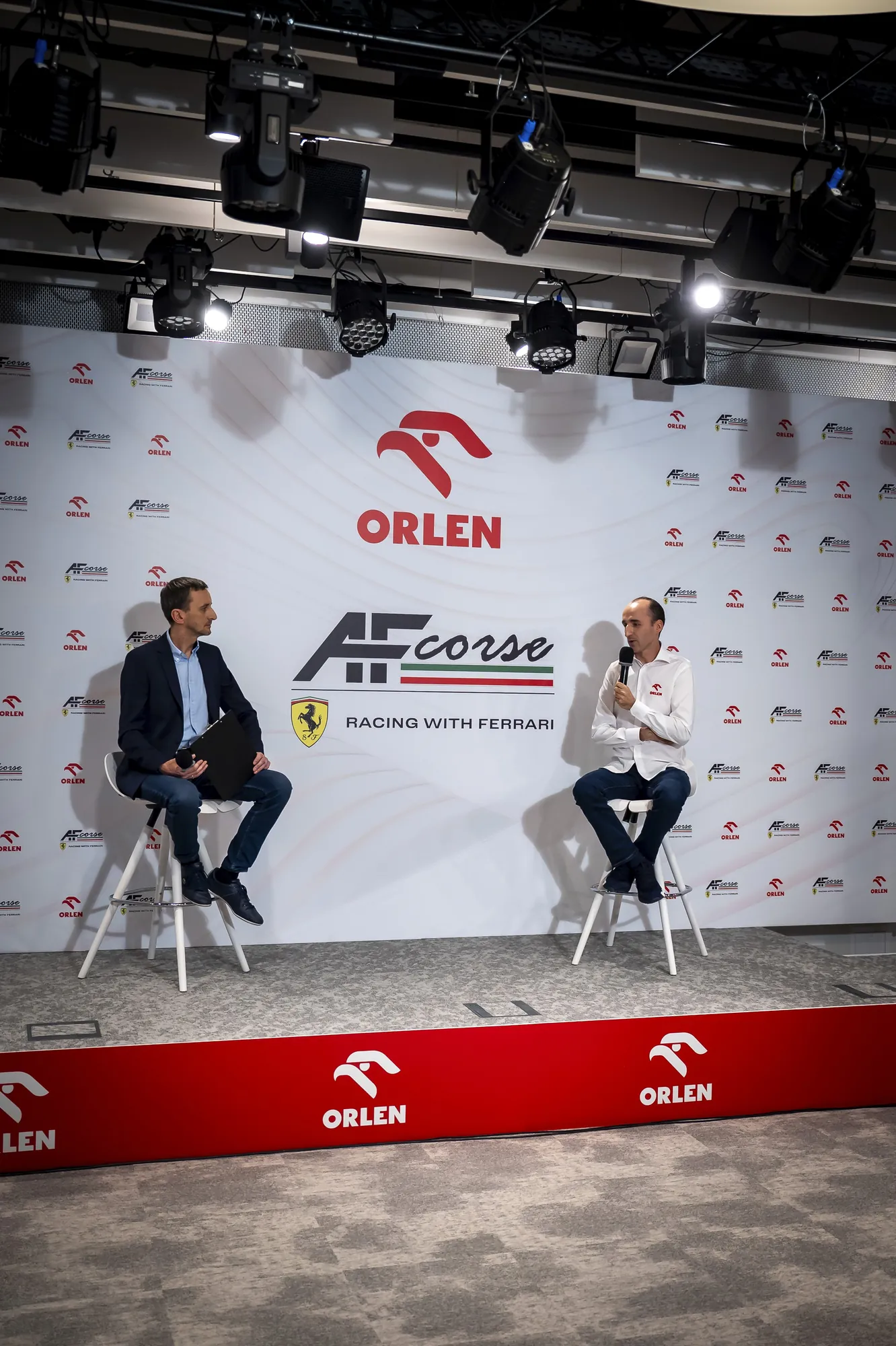 Scena i branding ORLEN AF Corse podczas konferencji prasowej z Robertem Kubicą.