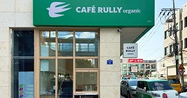 카페룰리오가닉 두산점의 외관입니다.