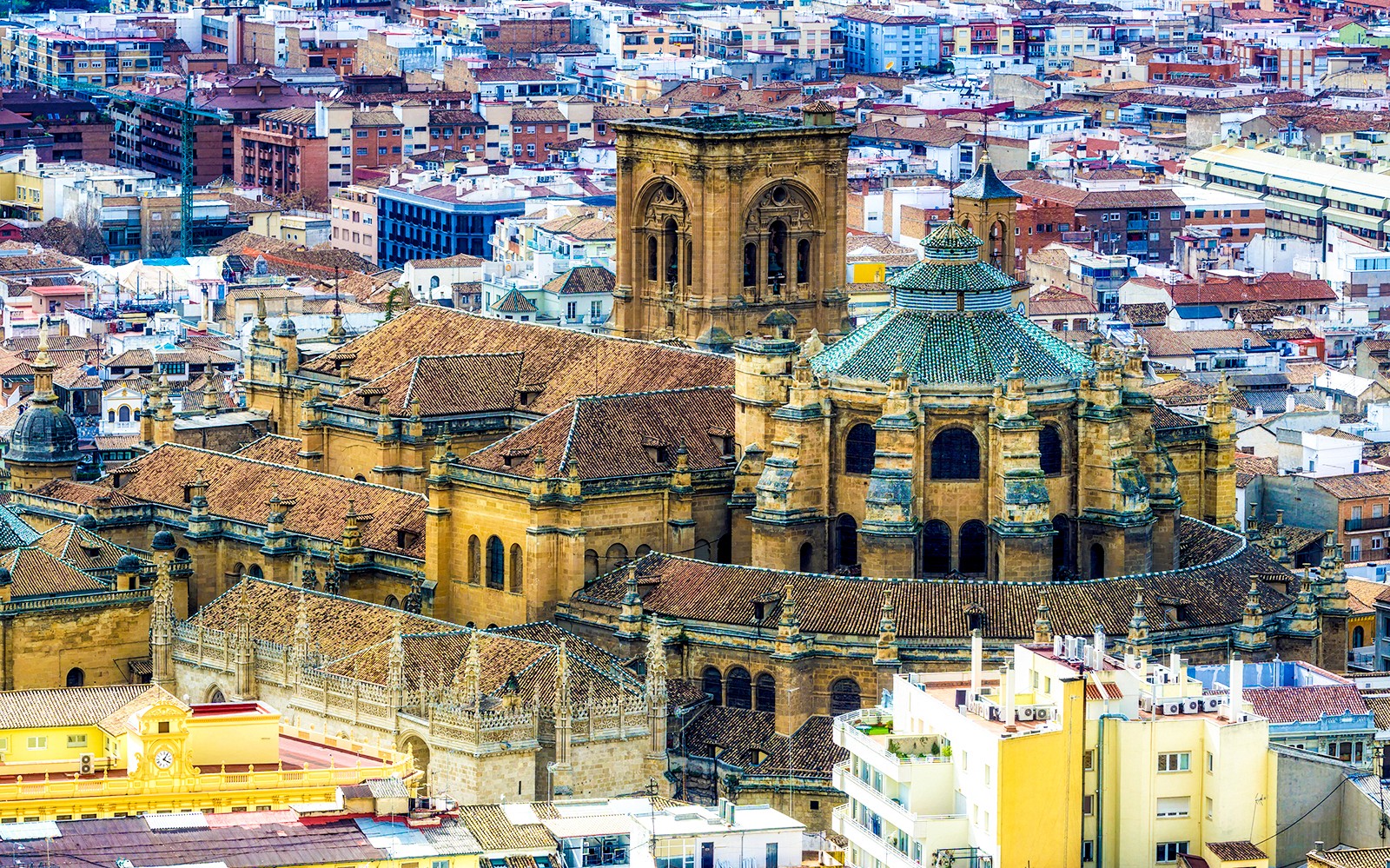 格拉纳达的大教堂和皇家小礼拜堂，背景是城市景观。