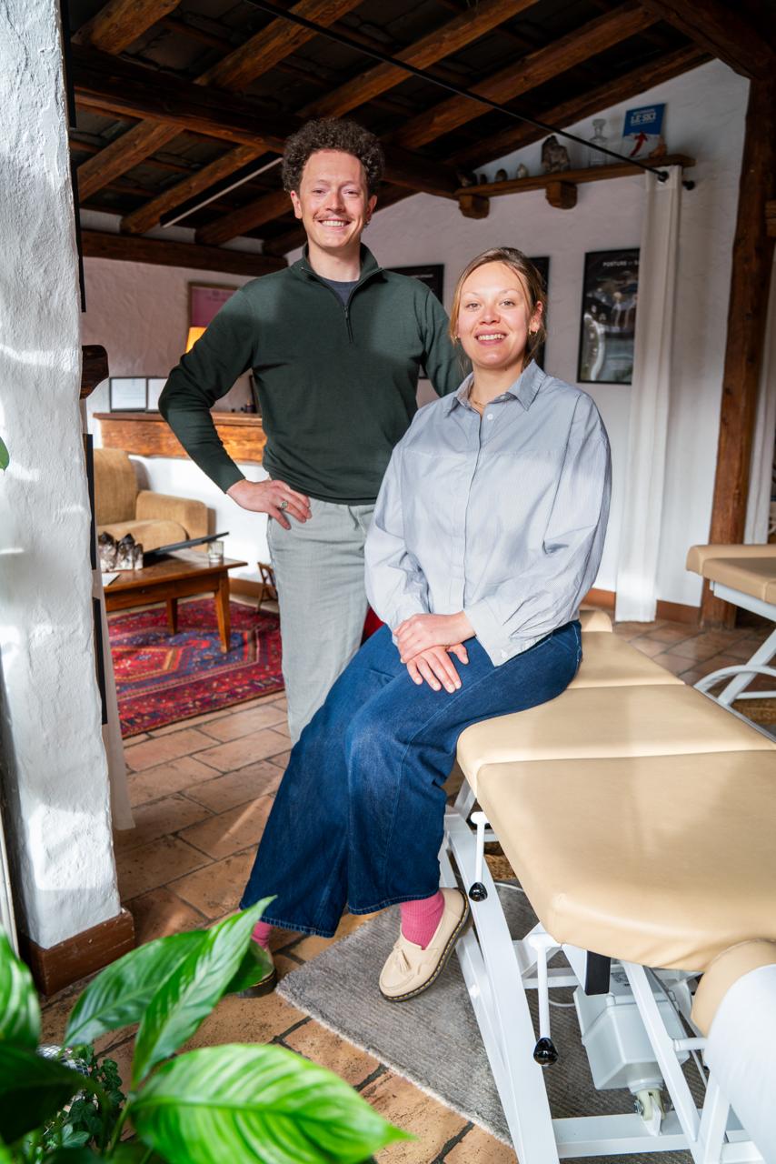 Juliette Vial doing chiropratic