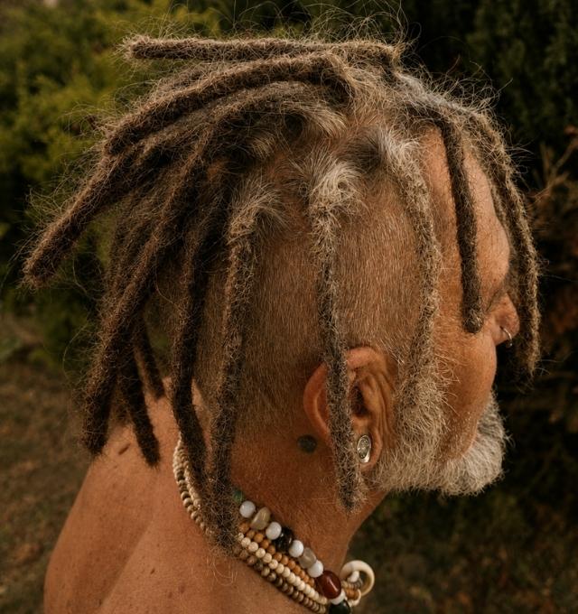 Création de dreadlocks à bouts ronds réalisée à domicile dans le Sud-Ouest par Claudie Dredeuze.