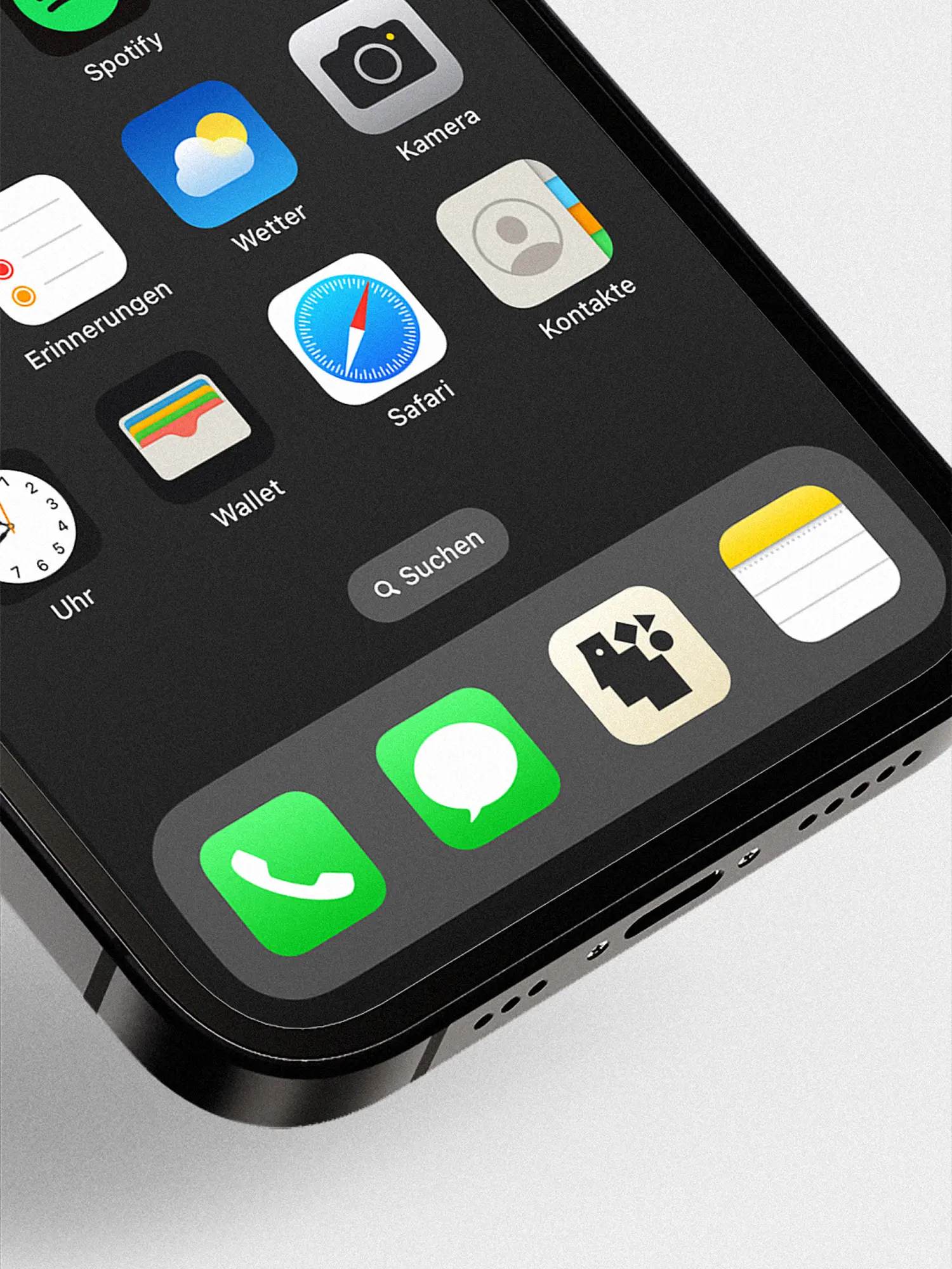 iPhone-Homescreen im Dark Mode mit deutschen App-Namen und einem individuellen App-Icon aus geometrischen Formen.