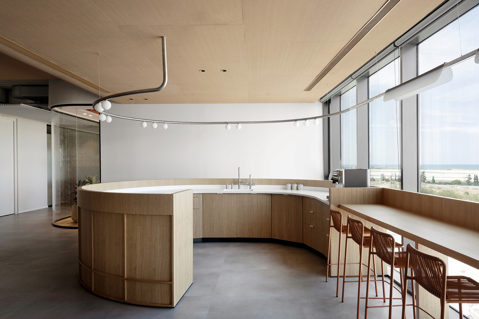 פרט נגרות: בר ישיבה מעוגל מעץ אלון טבעי – שילוב של תכנון תעשייתי ועיצוב פנים פונקציונלי