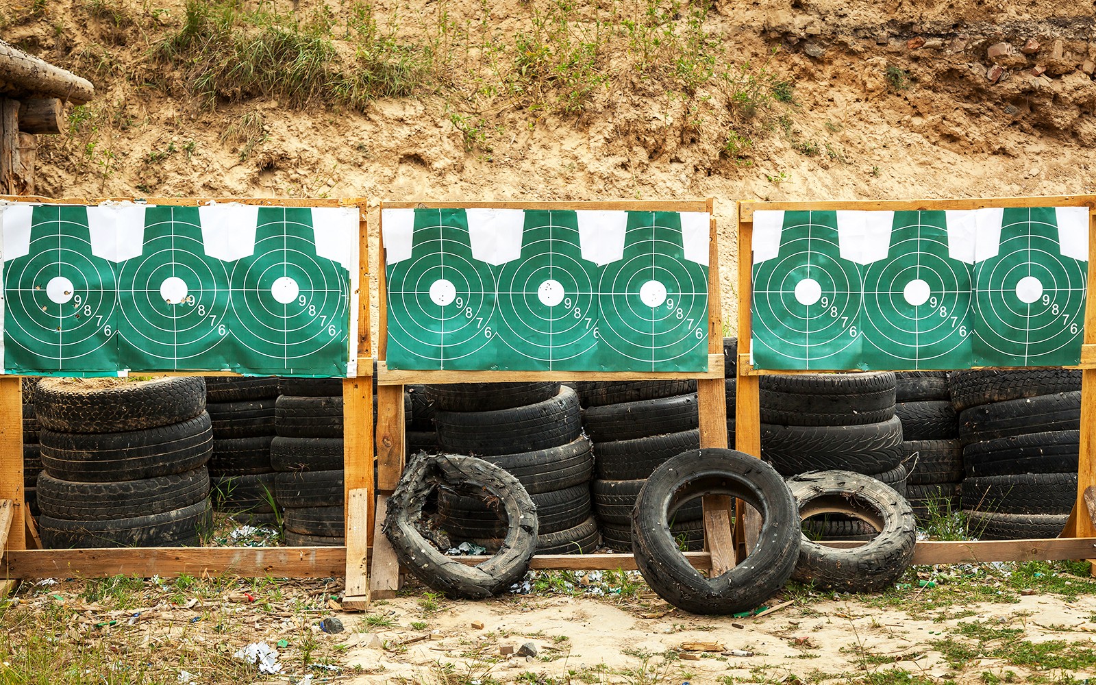 Schietbaan doelen met banden op een buiten extreme schietbaan.