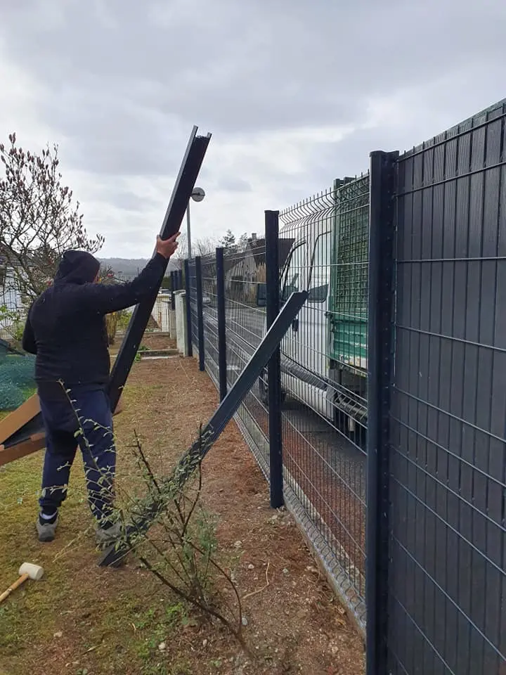 Pose de clôture coupe-vue noire