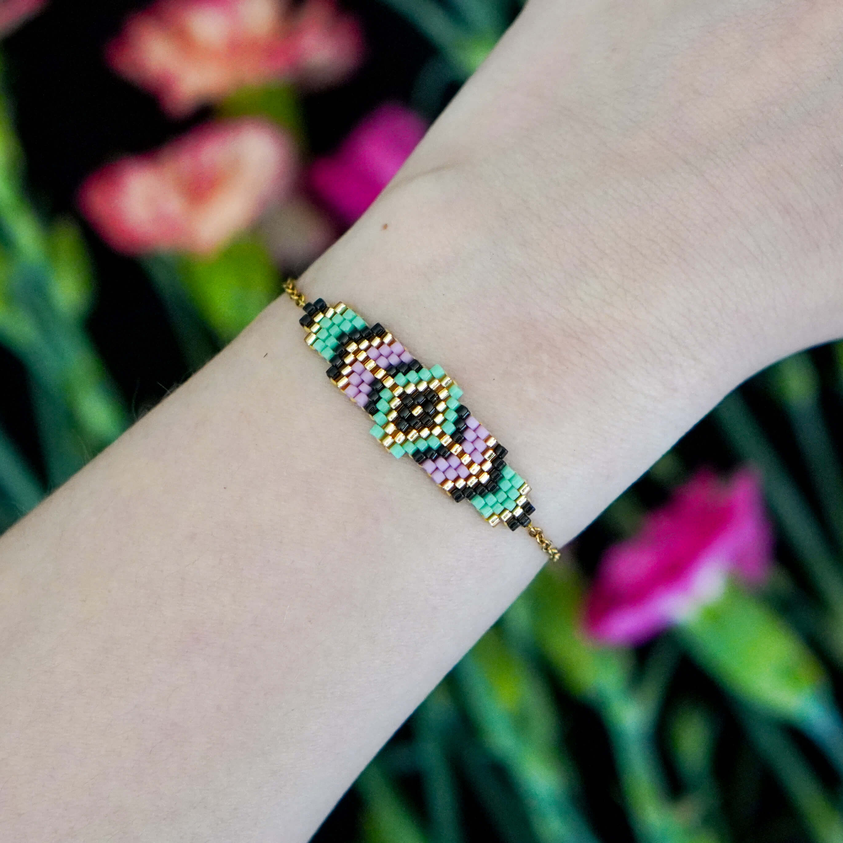 bransoletka wzór geometryczny pulsujący kolory turkusowy, lawendowy na ręce