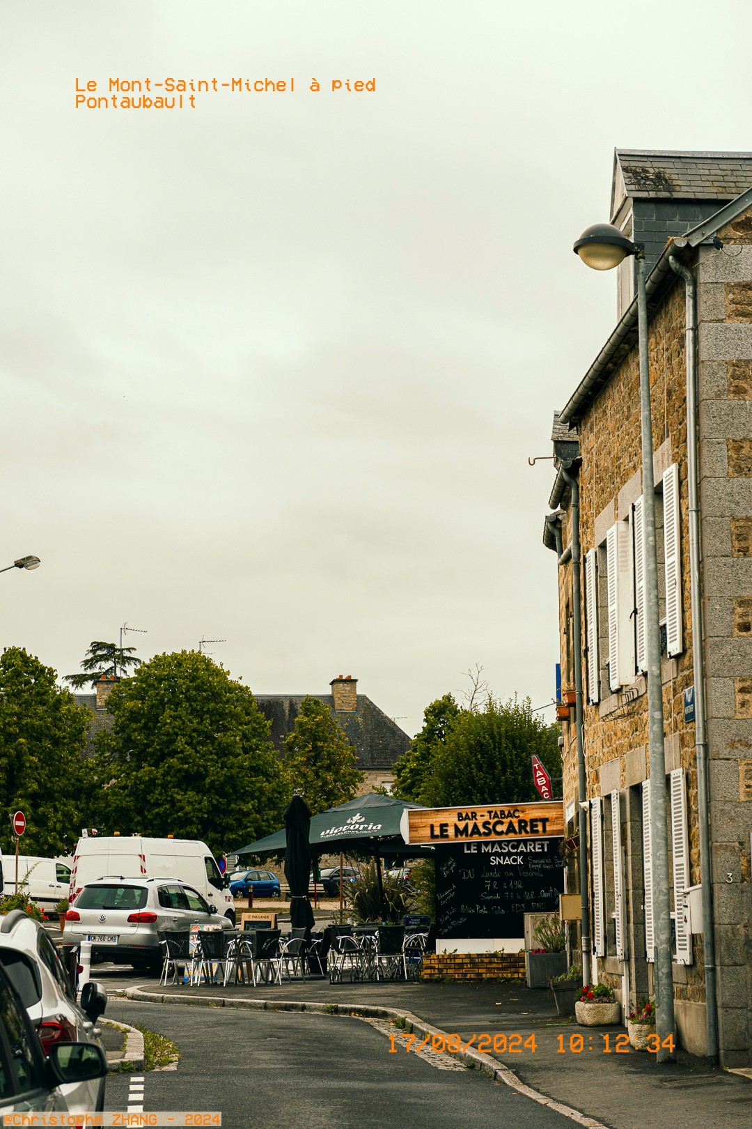 Terrasse de village et rue, halte café