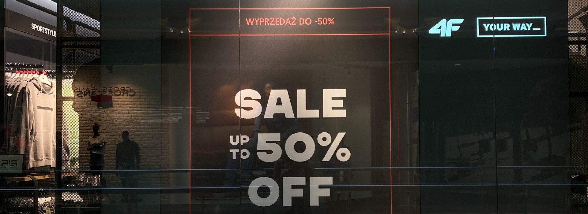 Elementy reklamowe witryn w salonach 4F część 1