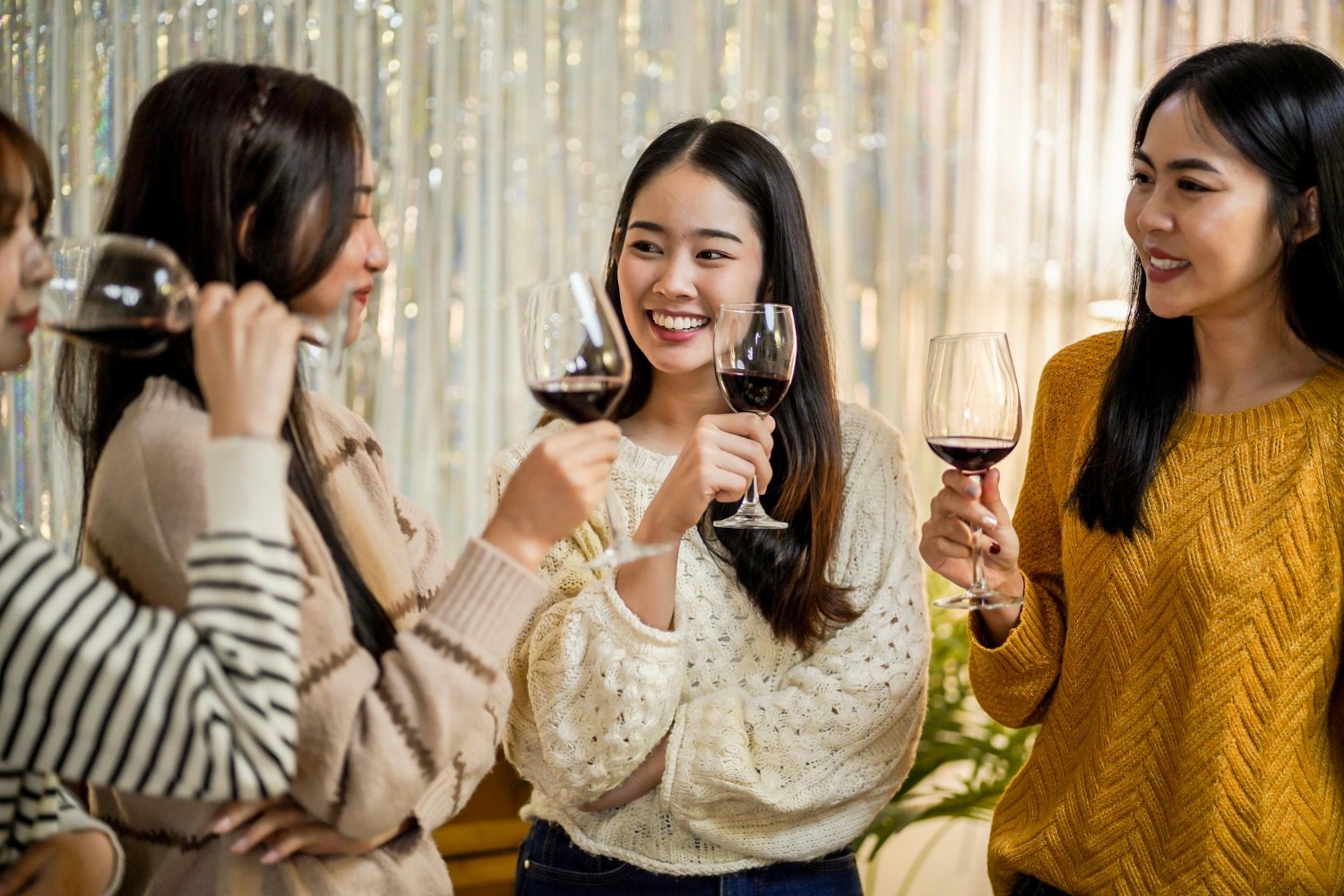 香港企業品酒會以燈光動線桌面音樂營造高質感接待氛圍,場景佈置緊貼品牌形象,打造專業商務接待 Corporate wine event ambience in Hong Kong with branded decor and lighting for premium business hospitality
