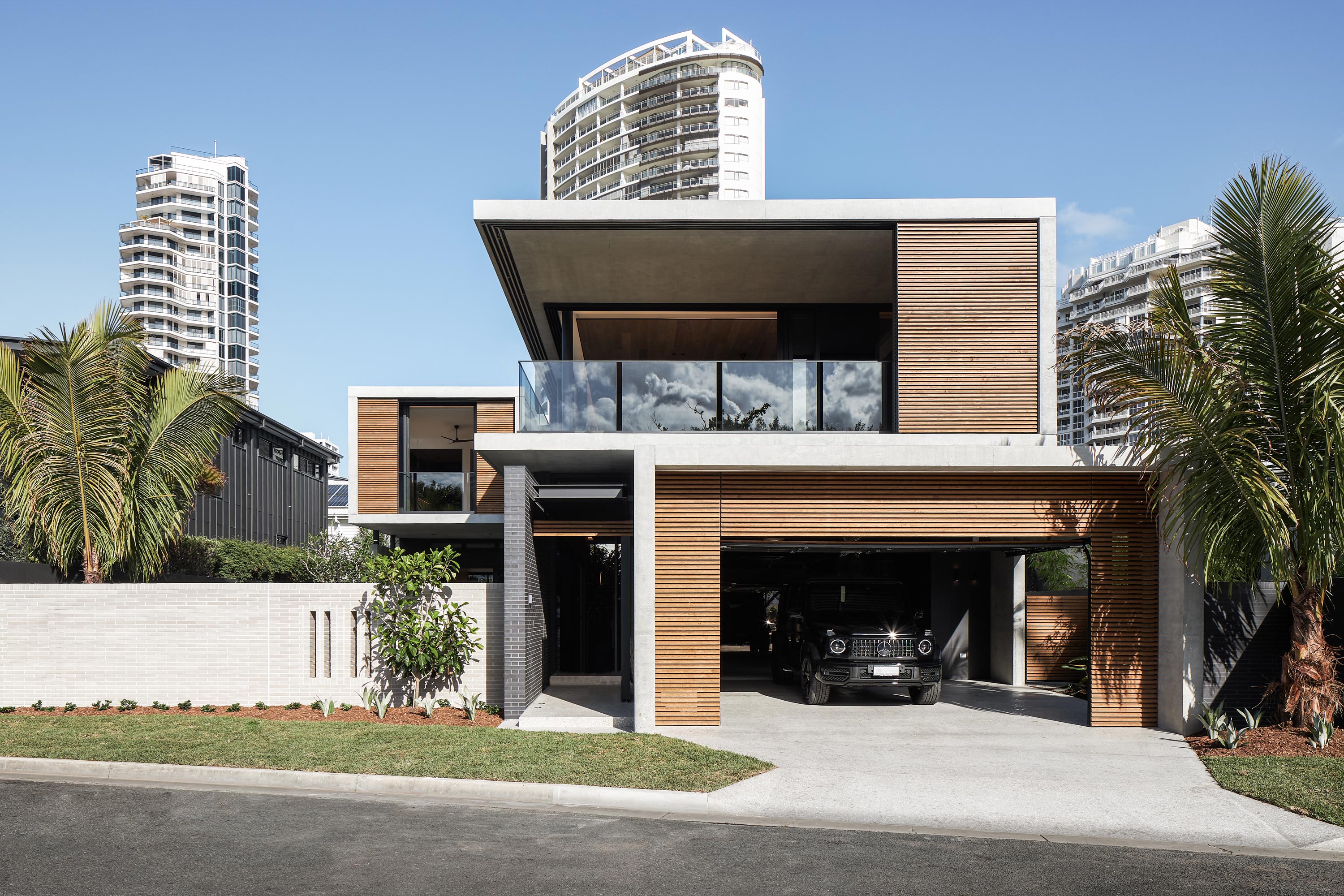 https://freight.cargo.site/t/original/i/5a999f1e2ed29fa0c45772009c58f243574ff4e81224f4d2d149754f1e823810/bda-architecture-39-rankin-parade-residence-main-beach-qld-3.jpg
