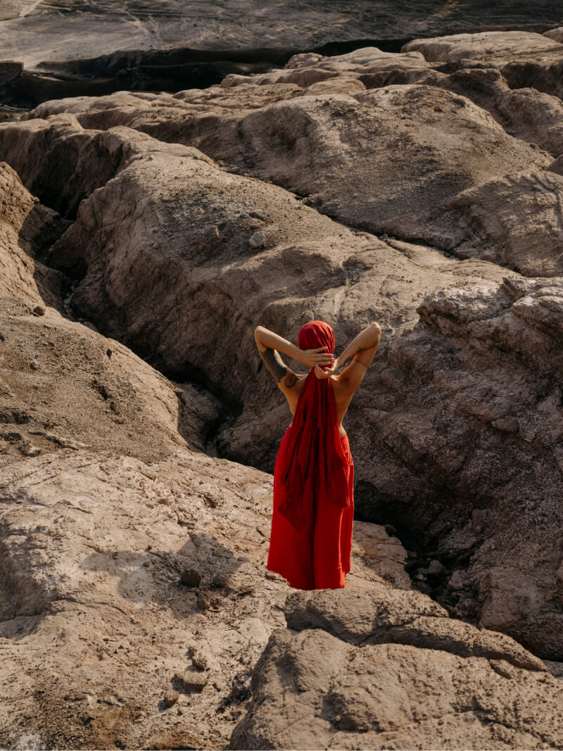 Blertë Dibrani von hinten fotografiert auf einem Felsen