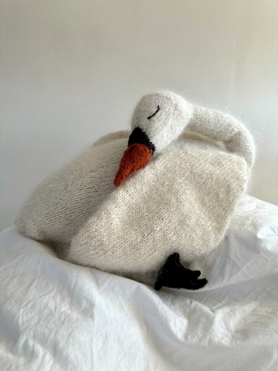 Swan mother knitting pattern by Aftenstrikk