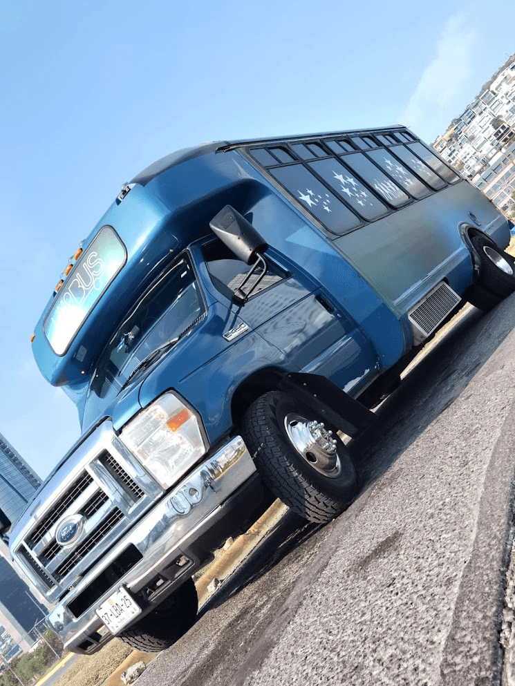 Limo Party Bus azul en Monterrey estacionado para evento de quinceaños
