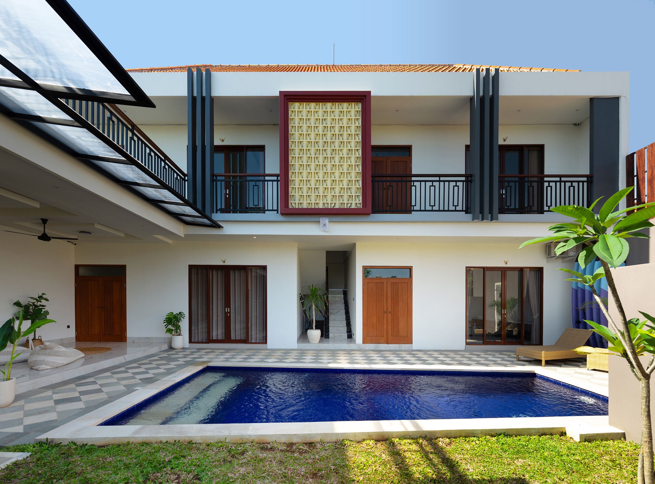 clean swimming pool near green leafed tree