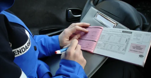 gendarme en train de rédiger un procès verbal