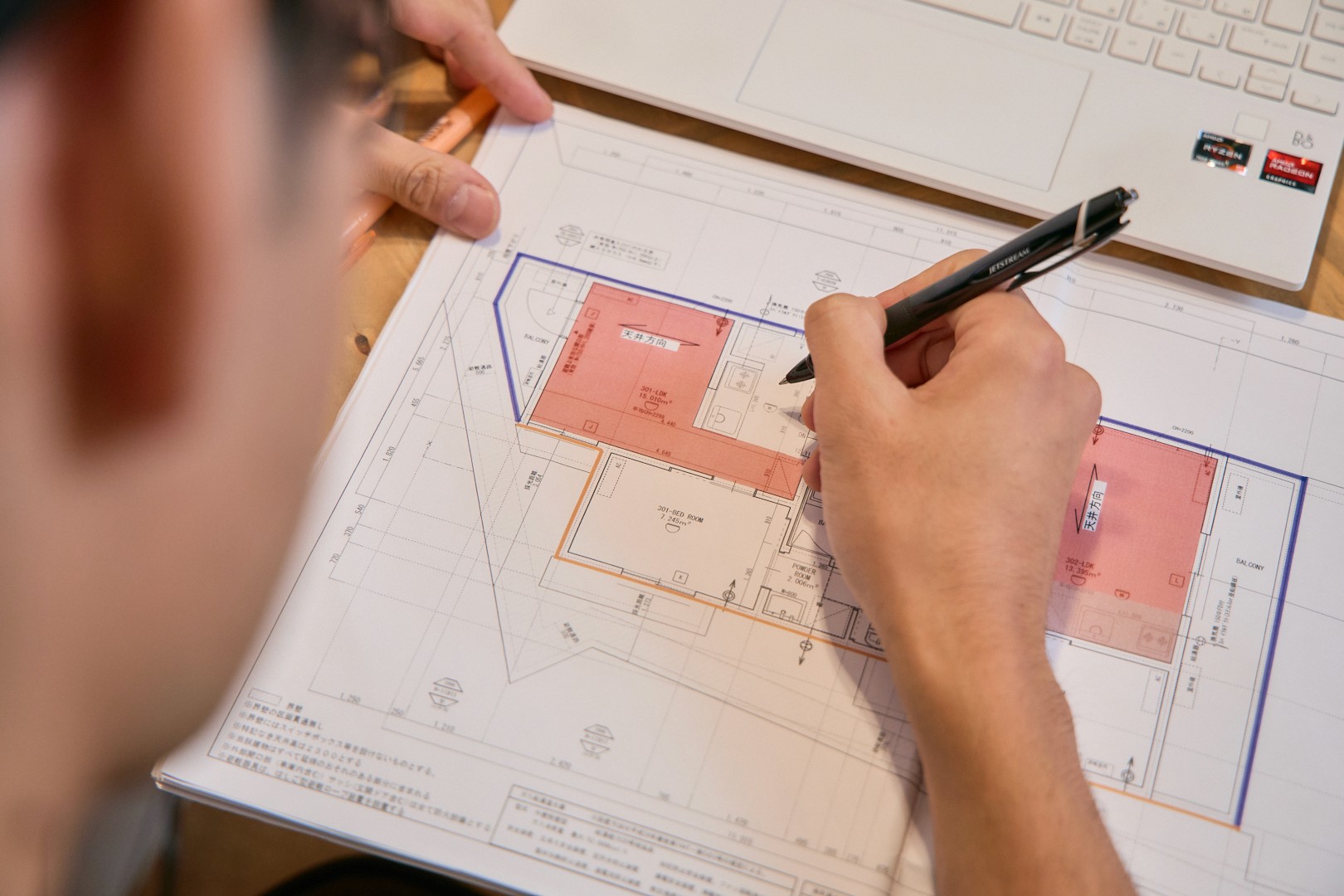 図面にチェックを入れる設計スタッフの様子