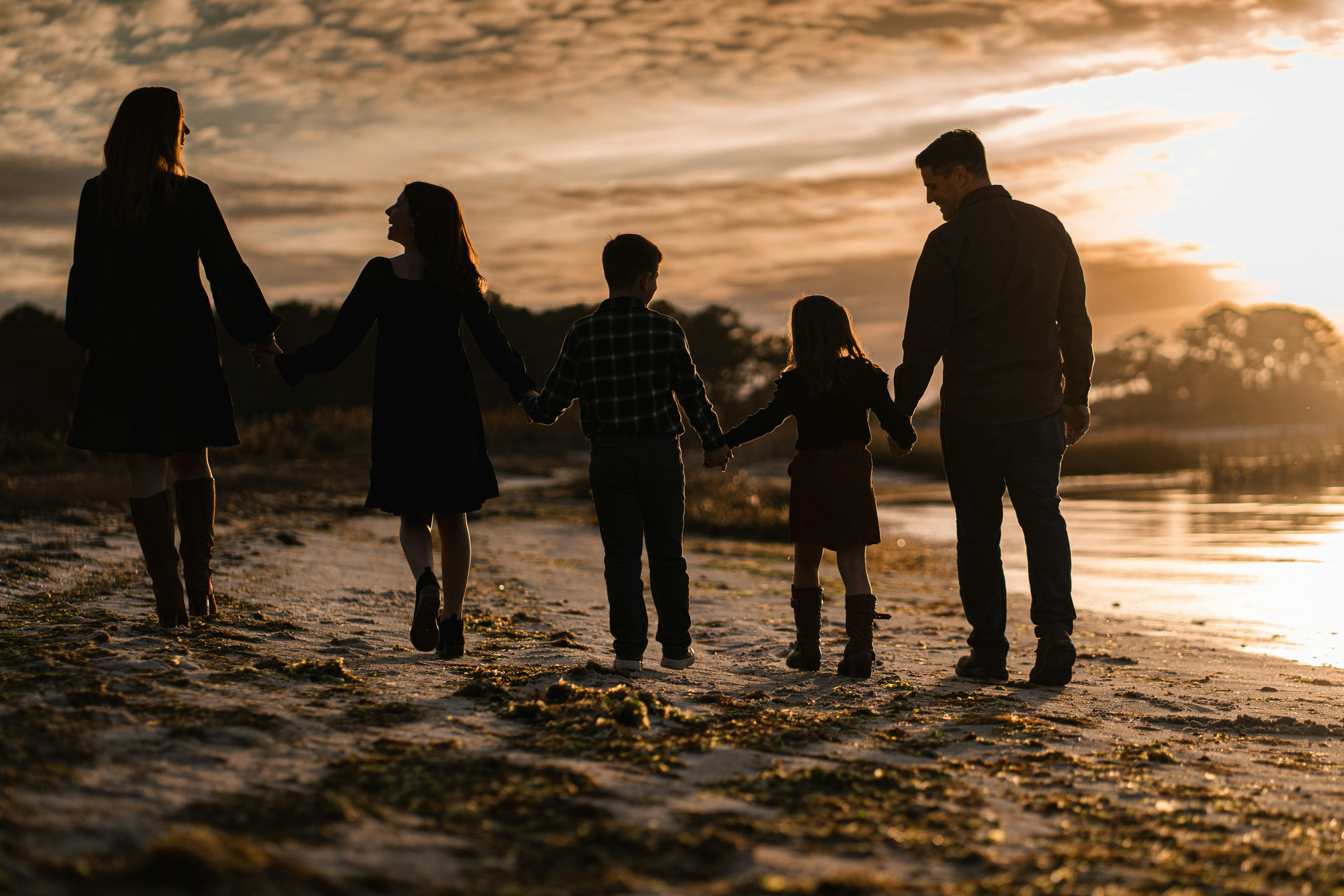 Familia caminando en la playa