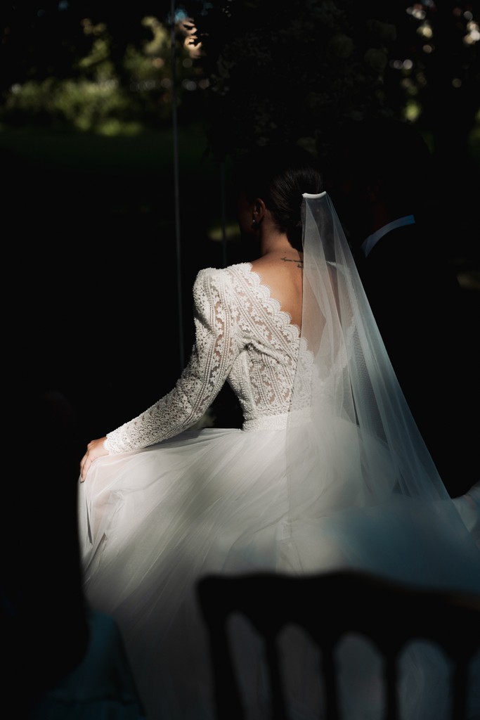 Sposa con velo lungo in posa elegante in giardino - matrimonio Rebecca e Giorgio a Villa La Favorita