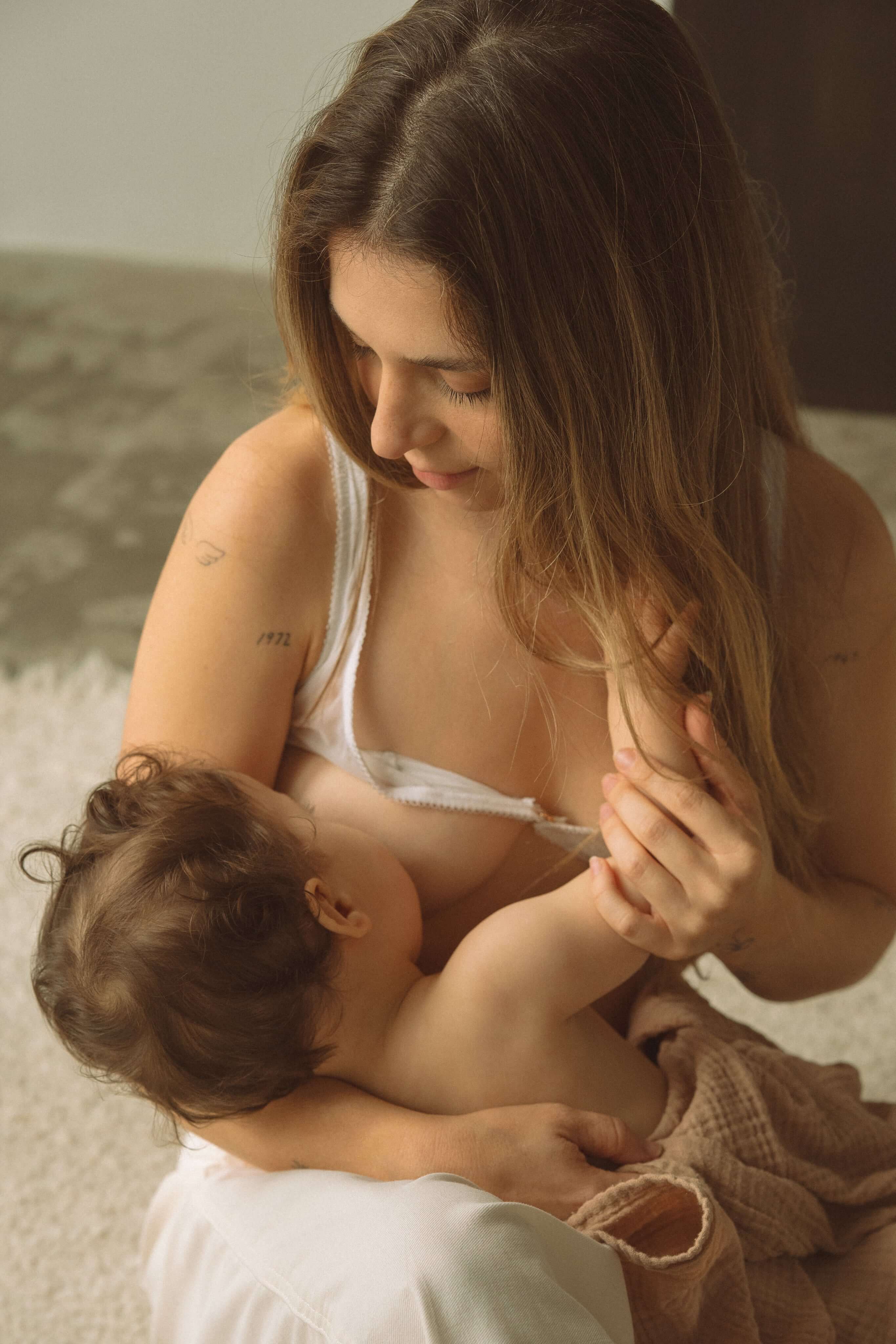 Une mère allaitant son bébé.