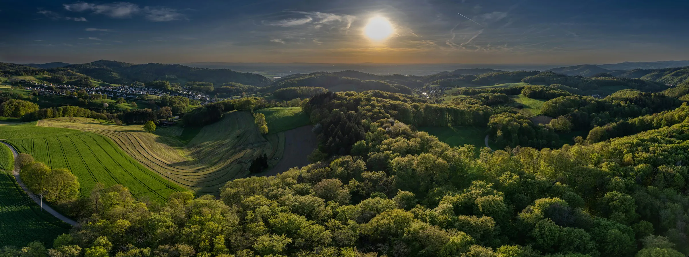 Weinheim-Oberflockenbach, Odenwald-Panorama mit Sonnenuntergang über Hügeln und Wald (Luftbild)
