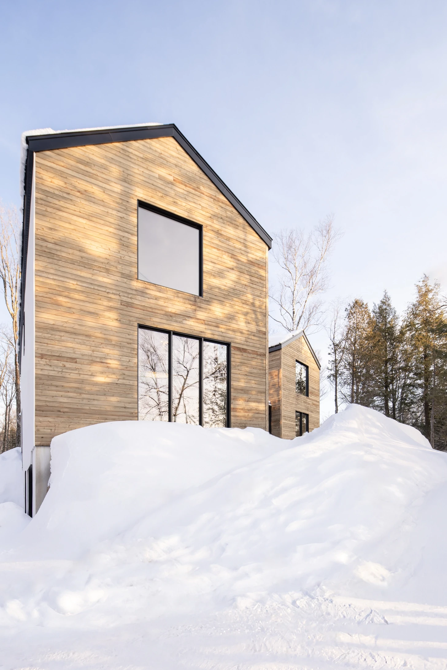 Vue extérieure architecturale de la Résidence Clos des Merises, mettant en évidence l’implantation du bâtiment et son intégration au site