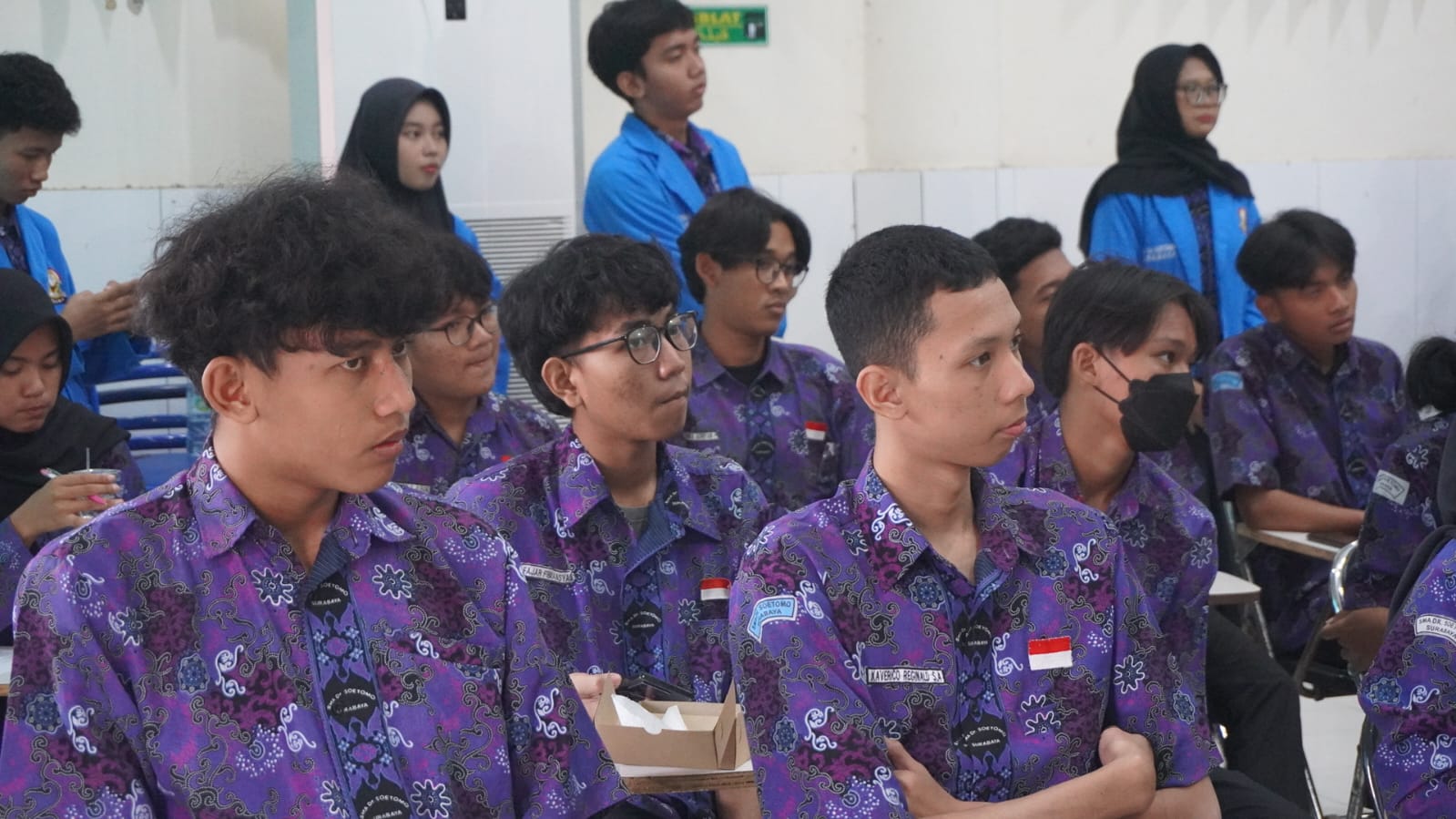 Para siswa menyimak dengan saksama orasi dari para calon ketua OSIS.