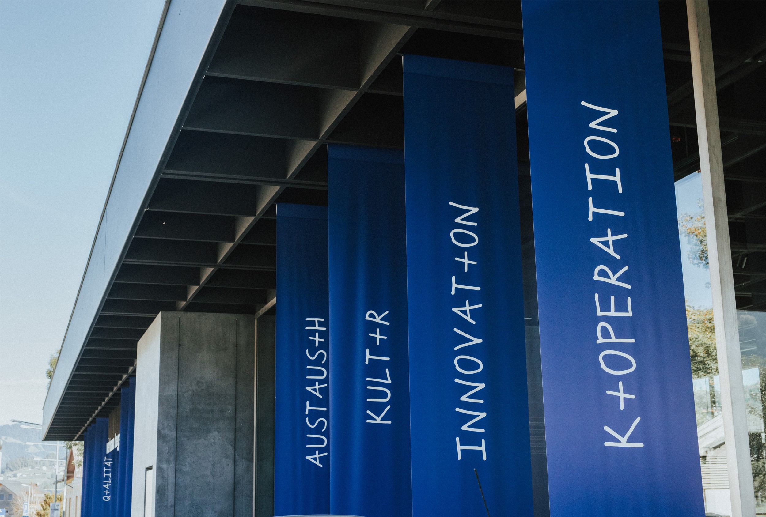 Außenansicht des Werkraum Bregenzerwald mit speziell für die Veranstaltung Handwerk+Form 2023 entwickelter handschriftlichen Typografie..