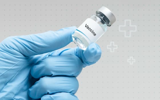 Лікар тримає вакцину