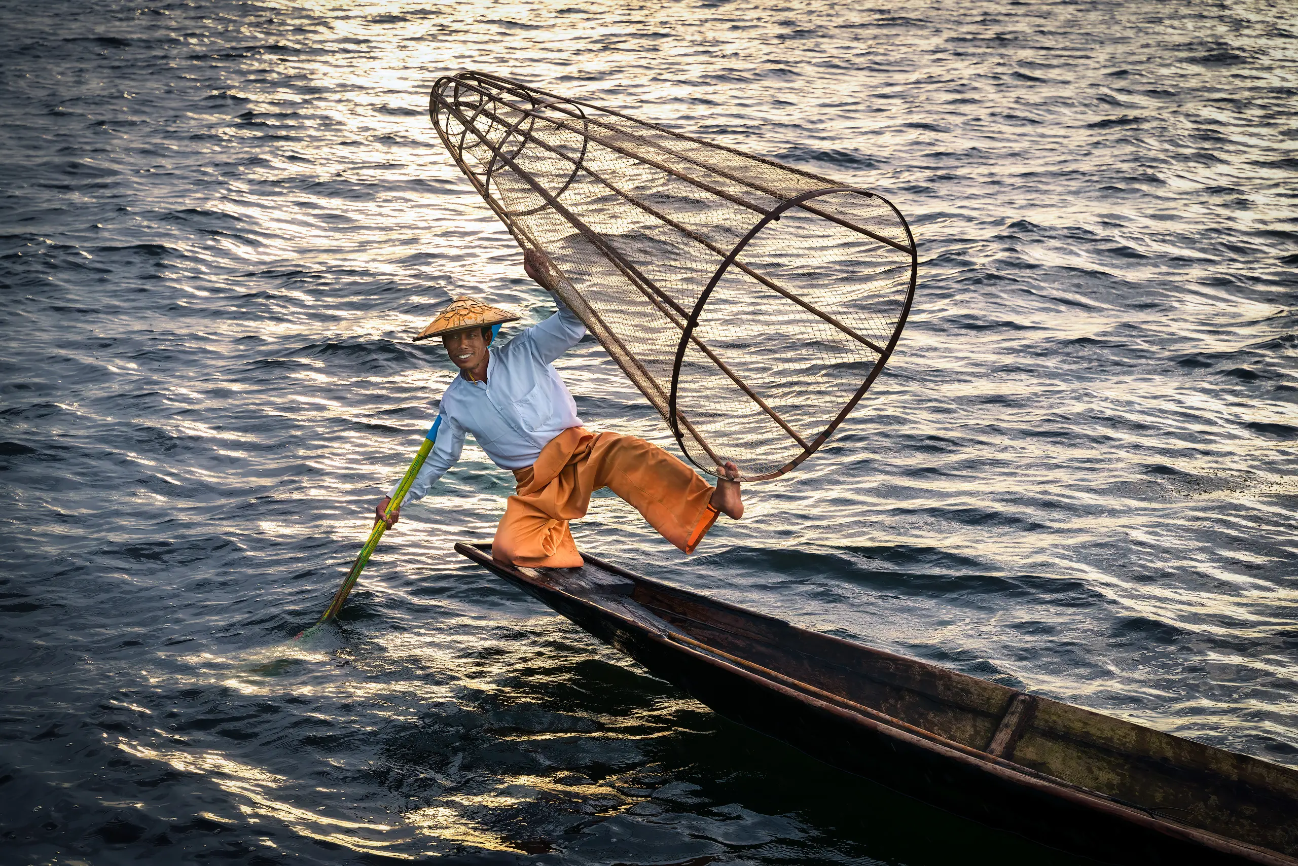 Fotografía de un Pescador tradicional en en lago Inle de Myanmar, durante un viaje fotográfico de Namaste Photo Tours.
