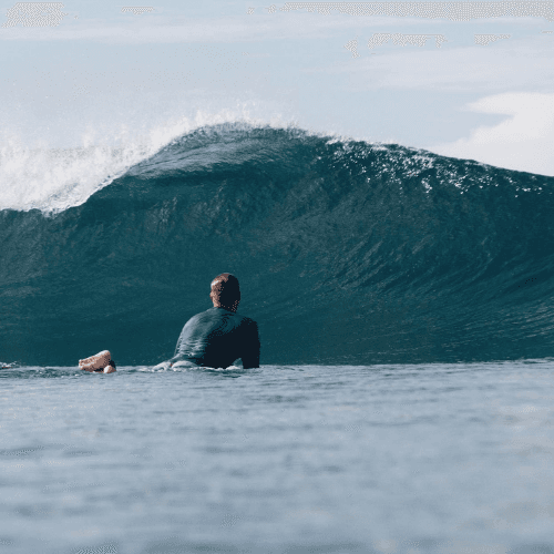 Surfer waits for wave – surfboard rental in playa-el-yankee