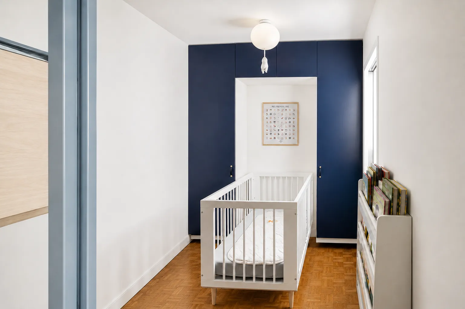 Verrière séparant un dressing transformé en chambre de bébé, projet Bienvenue Bébé, Sens Dessus Dessous