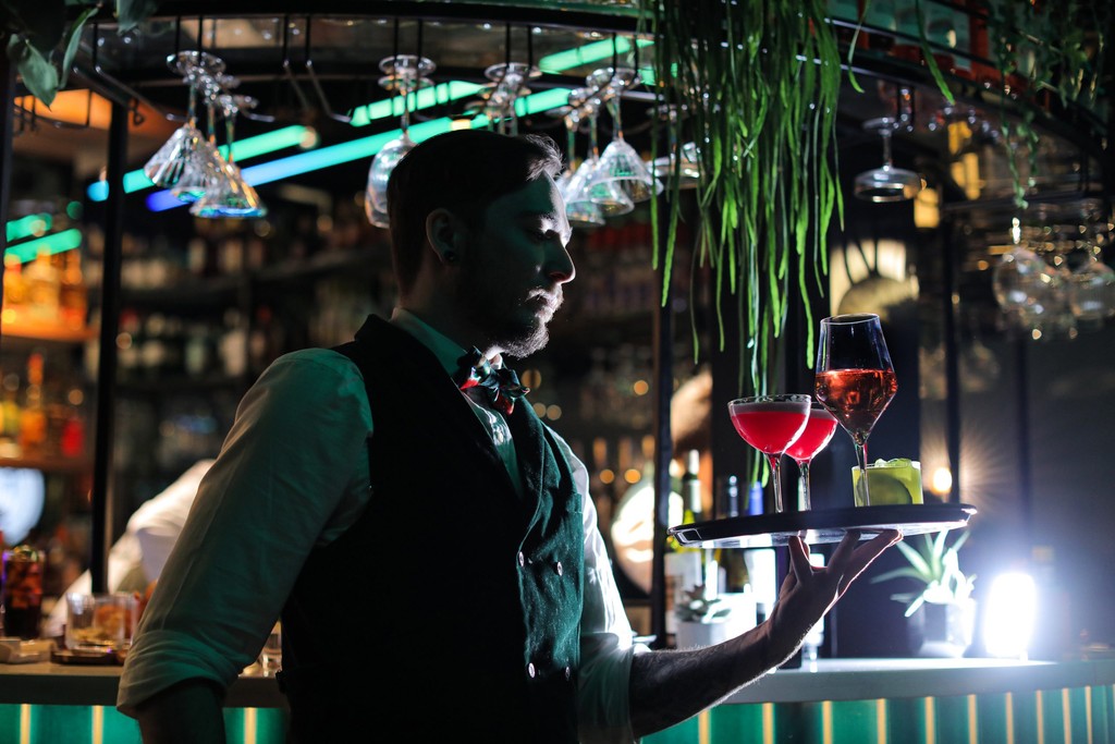 Bartender holding a tray with drinks in El Santo