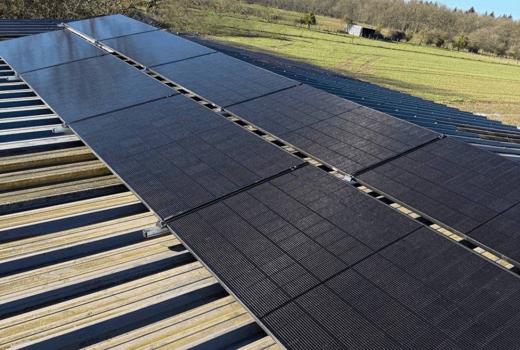 Photo d'une maison à Verneuil d'Avre et d'Iton équipée de panneaux photovoltaïques dont l'installation a été faite par Solarock.