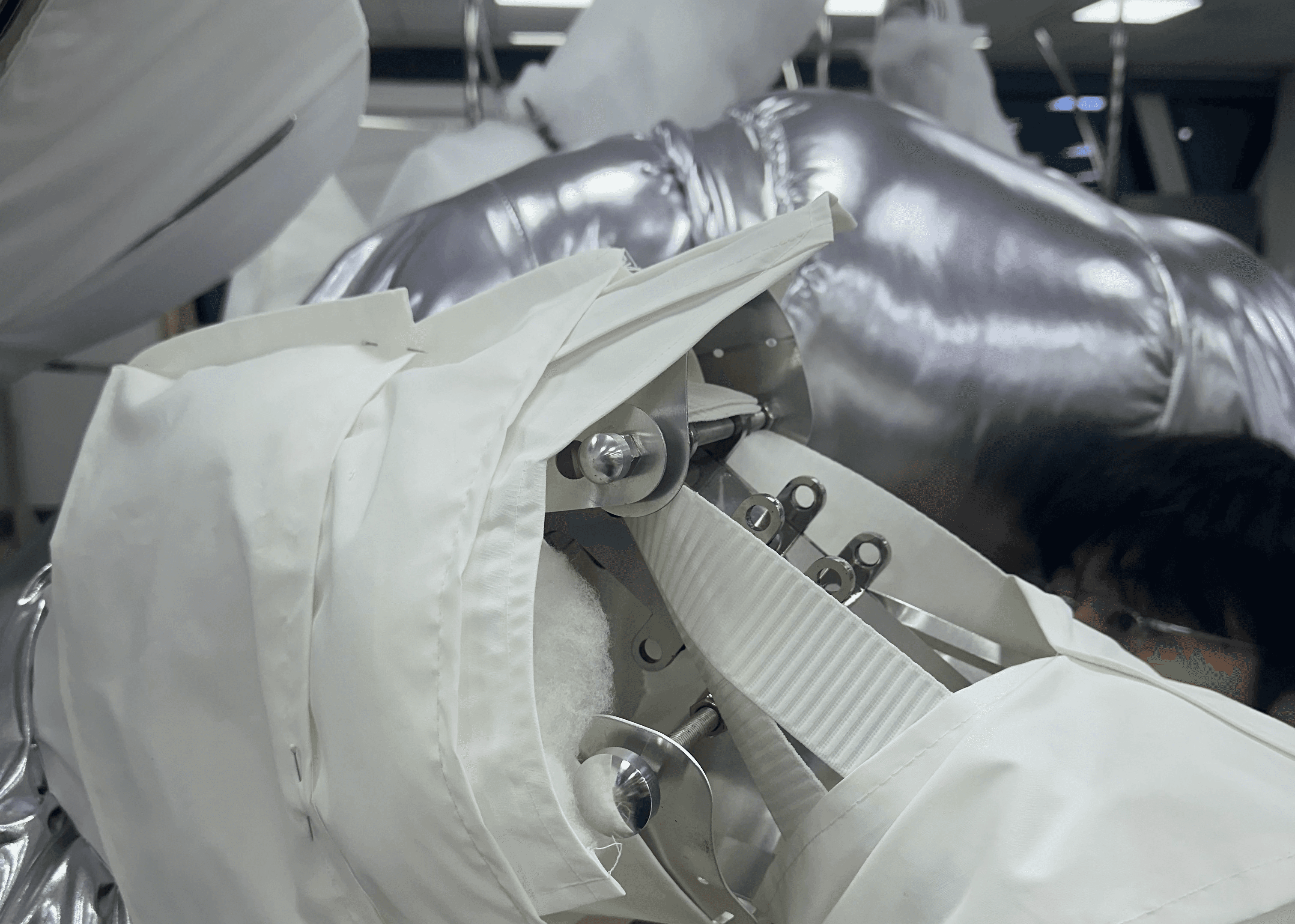 젠틀몬스터 선전 매장 The Arachnid 조형물 클로즈업, 이리데센트 패브릭과 스테인리스 스틸 구조 디테일, Team Lorem 브랜드 조형물 제작 / Gentle Monster Haus Nowhere Shenzhen The Arachnid sculpture detail, iridescent fabric and stainless steel structure close-up, brand sculpture by Team Lorem