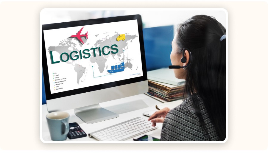 Conseillère avec casque devant un ordinateur affichant “LOGISTICS”