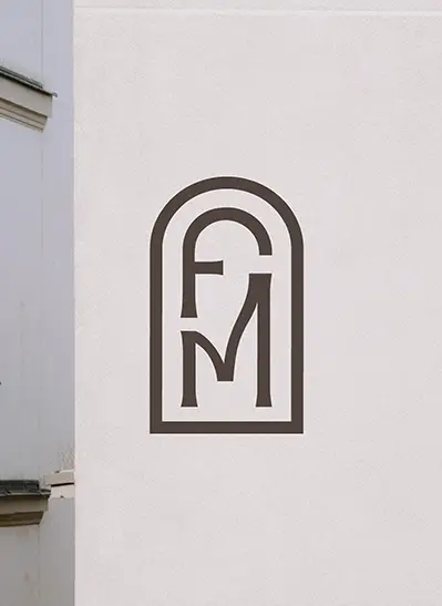 Logo menuisier élégant porte cintrée et initiale F et M 