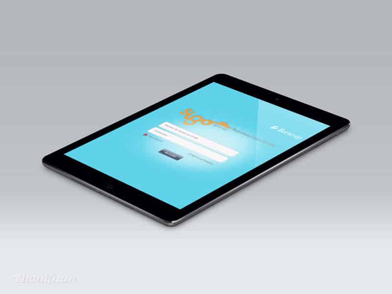 Tablet con pantalla de inicio de sesión en fondo azul.