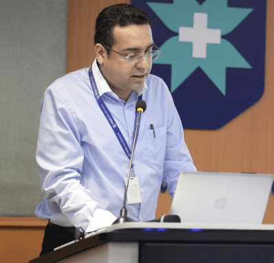 डॉ Tushar एक सम्मेलन में जाँच रहे हैं कि प्रोस्टेट सर्जरी में robotic advantage कैसे मिलता है।