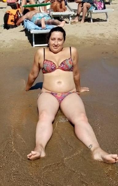 Raffaella Stabile oggi, in top sportivo, sorride